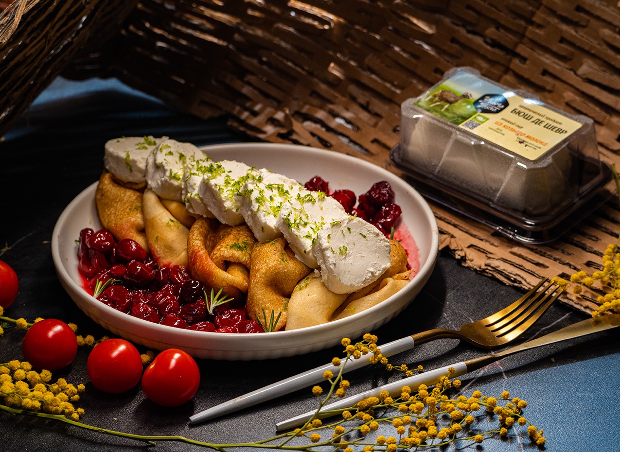 Бюш-де-шевр и вишневая мякоть в коньяке "Сочетание а-ля Франц"