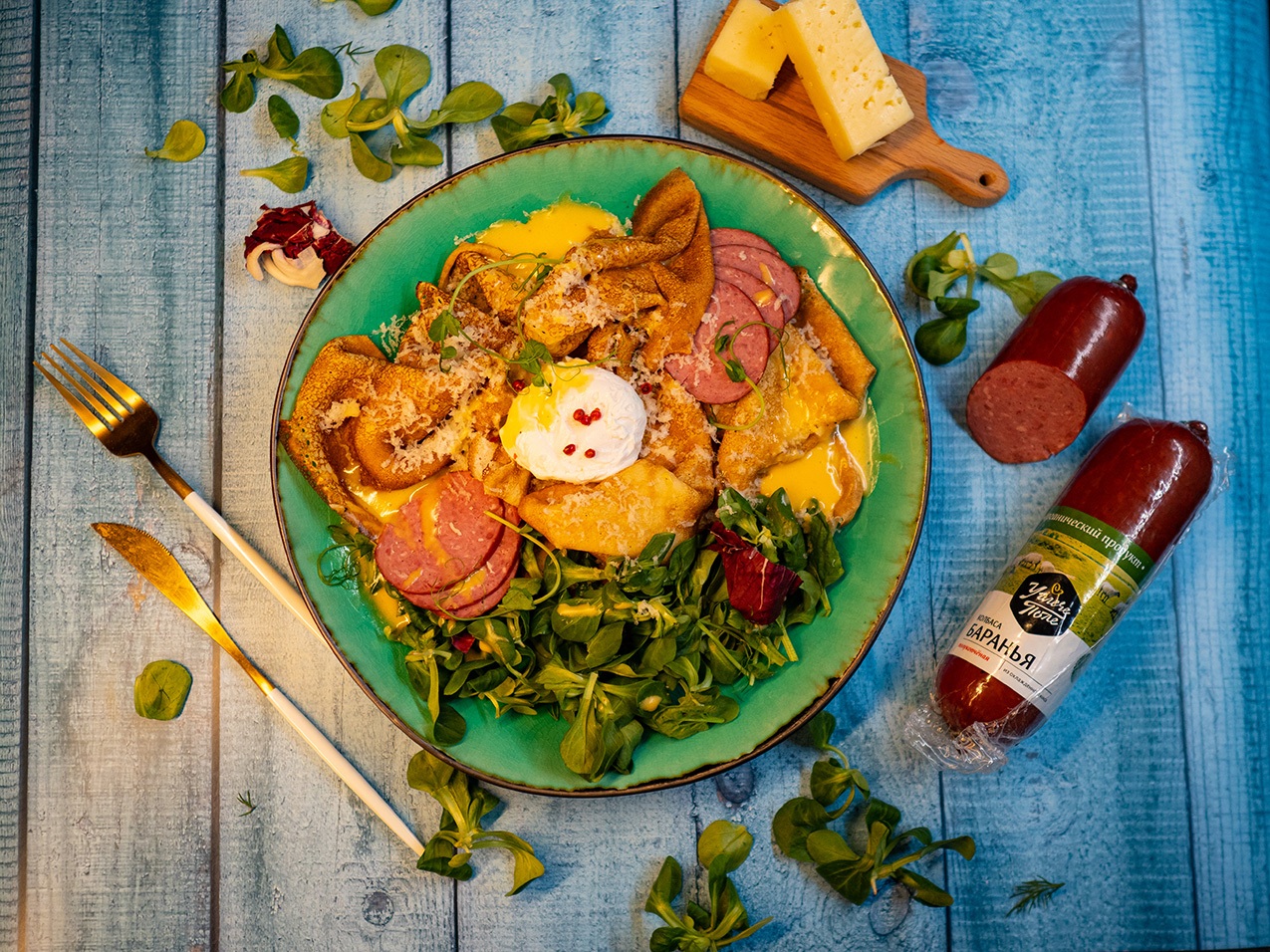 Угличский сыр, баранья колбаса, яйцо пашот и соус голландез "ЛеГранд Бенедикт"